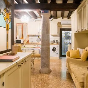 historical-flat-with-private-courtyard.hotelinveneto.com/
